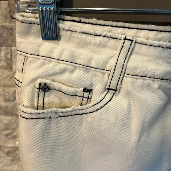 Misguided size 6 White distressed cotton skirt with black stitching - Picture 2 of 10